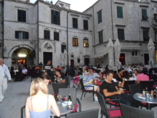 Dubrovnik – una delle piazze di sera