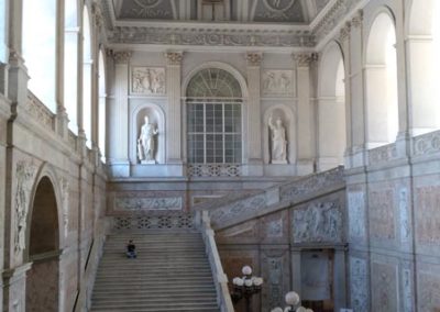 Palazzo-reale-di-Napoli-scalone-donore
