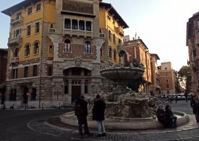 Fontana e palazzo Ragno quartiere Coppedè